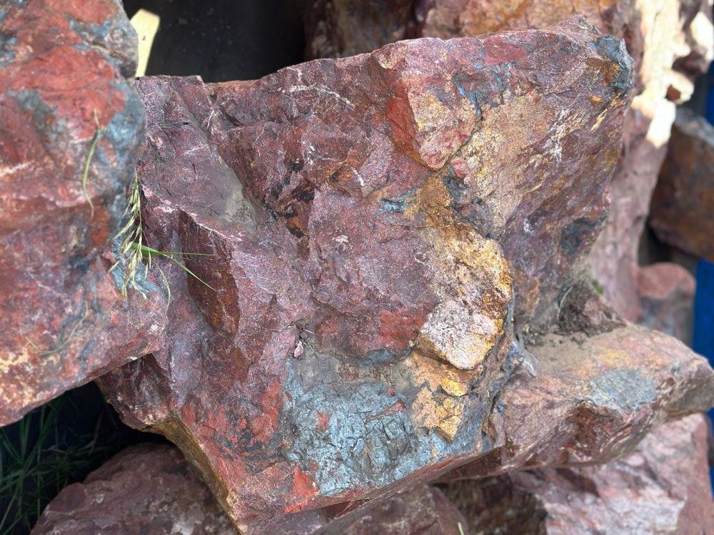 Камни для ландшафтного дизайна красно-фиолетовые 10-60 килограмм купить в Сухом Логе