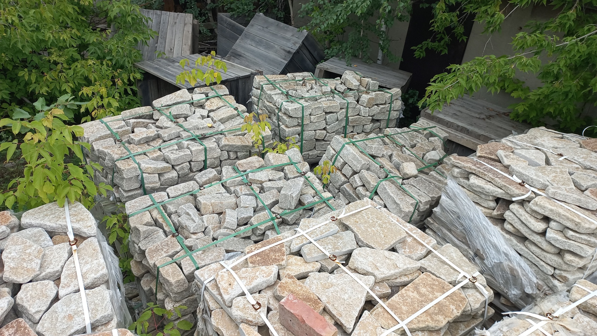 Плитняк галтованный гранитный для ландшафтного дизайна купить в Сухом Логе