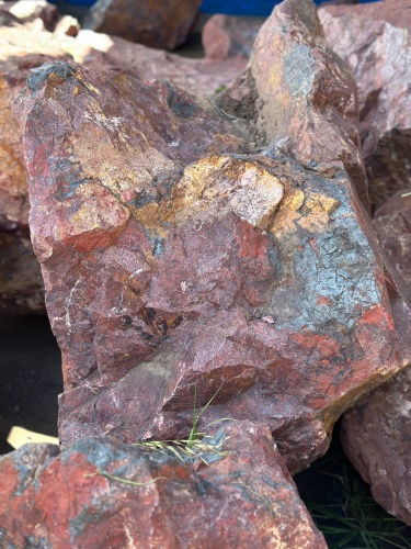 Камни для ландшафтного дизайна красно-фиолетовые 10-60 килограмм купить в Сухом Логе