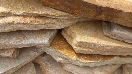 Плитняк златолит жёлтый золотистый для отмостки купить в Сухом Логе