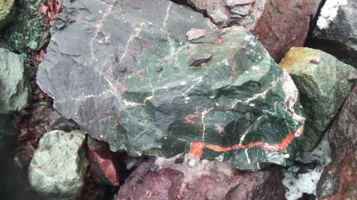 Гигантские зелёные валуны для ландшафтного дизайна весом более 5 тонн купить в Сухом Логе