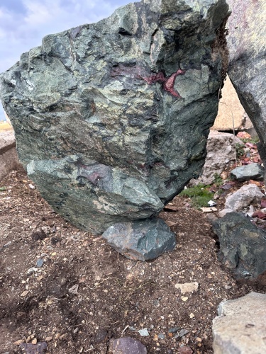 Гигантские зелёные валуны для ландшафтного дизайна весом более 5 тонн купить в Сухом Логе