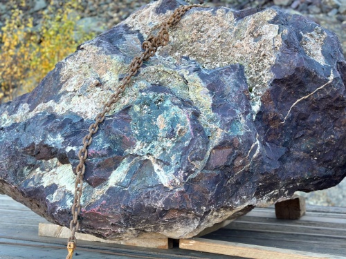 Огромные красно-фиолетовые валуны для ландшафтного дизайна весом более 5 тонн купить в Сухом Логе