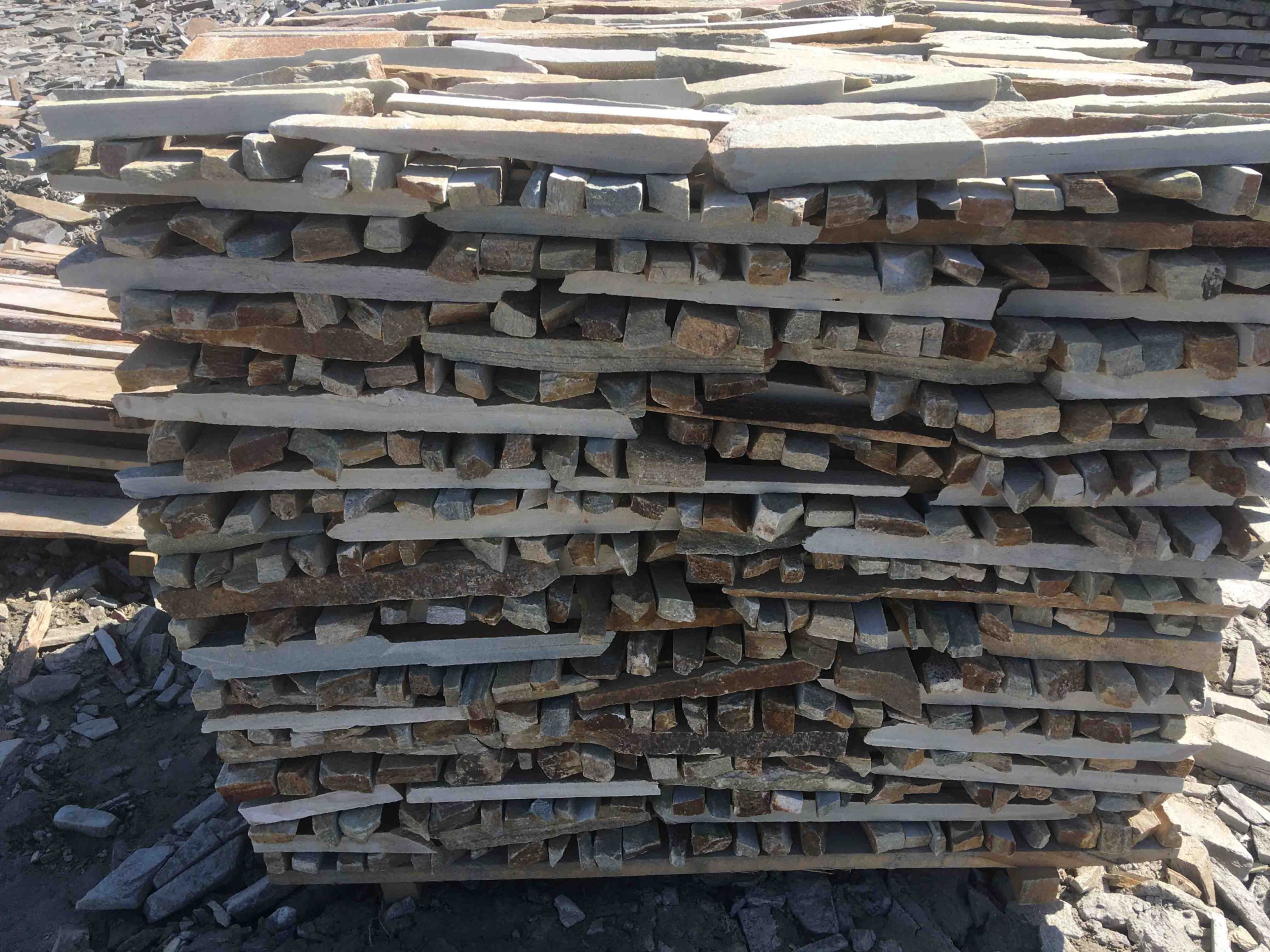 Горбушка златолит золотистый для облицовки купить в Сухом Логе