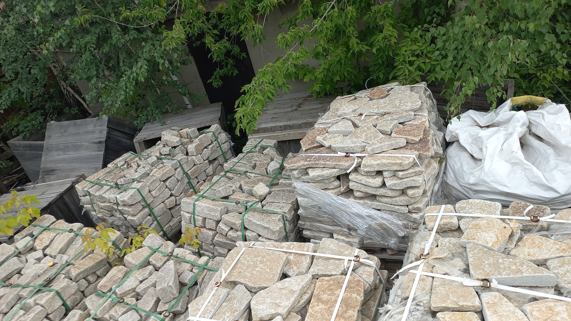 Плитняк гранитный галтованный купить в Сухом Логе