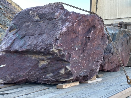 Огромные красно-фиолетовые валуны для ландшафтного дизайна весом более 5 тонн купить в Сухом Логе