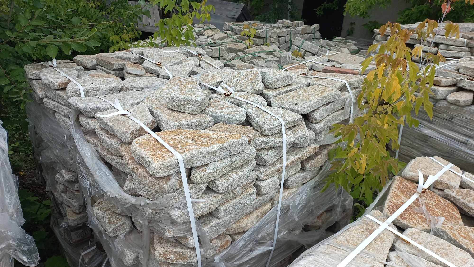 Плитняк галтованный гранитный для ландшафтного дизайна купить в Сухом Логе