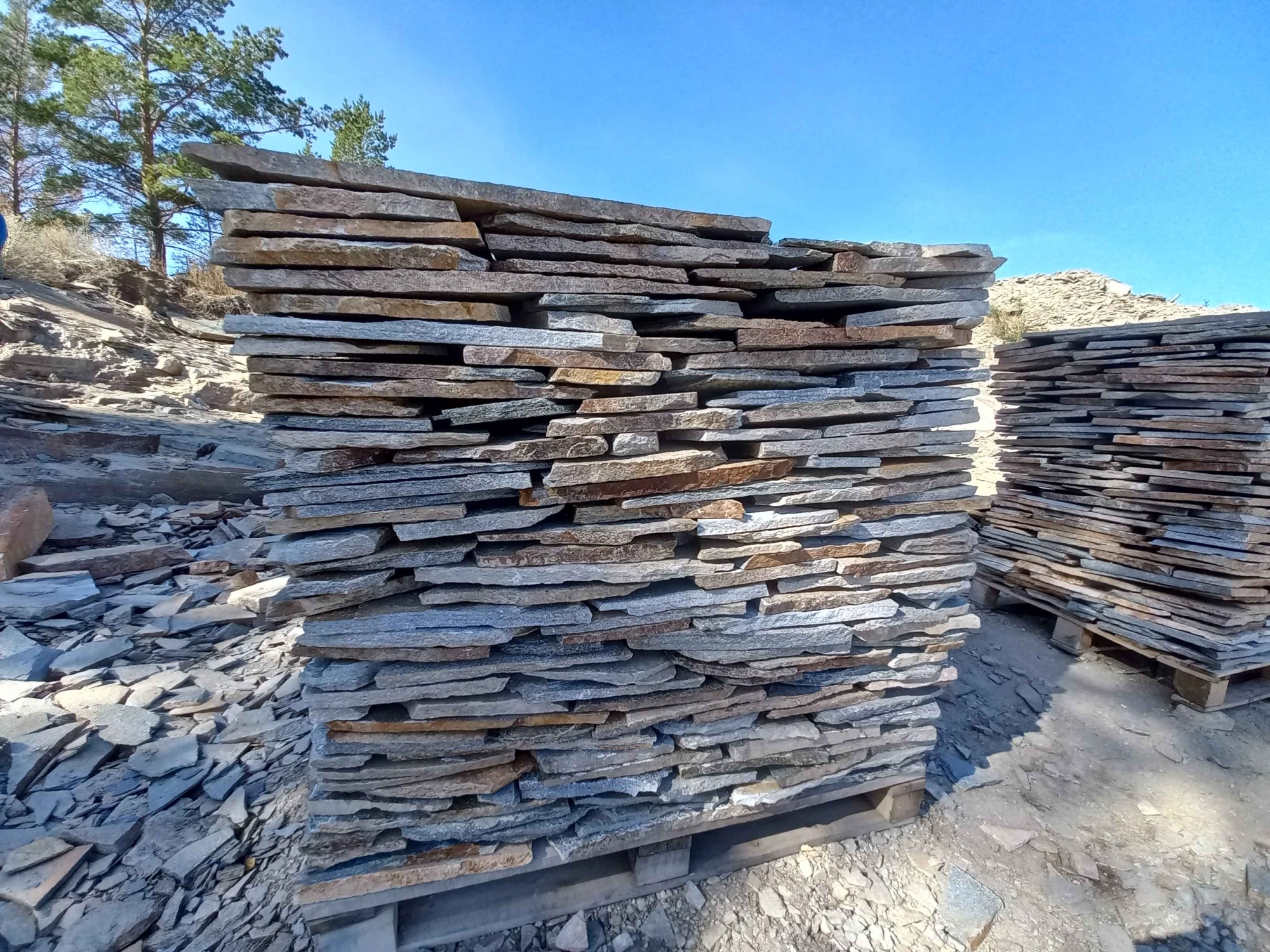 Плитняк златолит серебристый для фасада купить в Сухом Логе