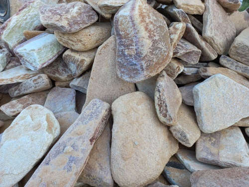 Златолит жёлтый, жёлто-зелёный глыбки и валуны для ланшафтного дизайна купить в Сухом Логе