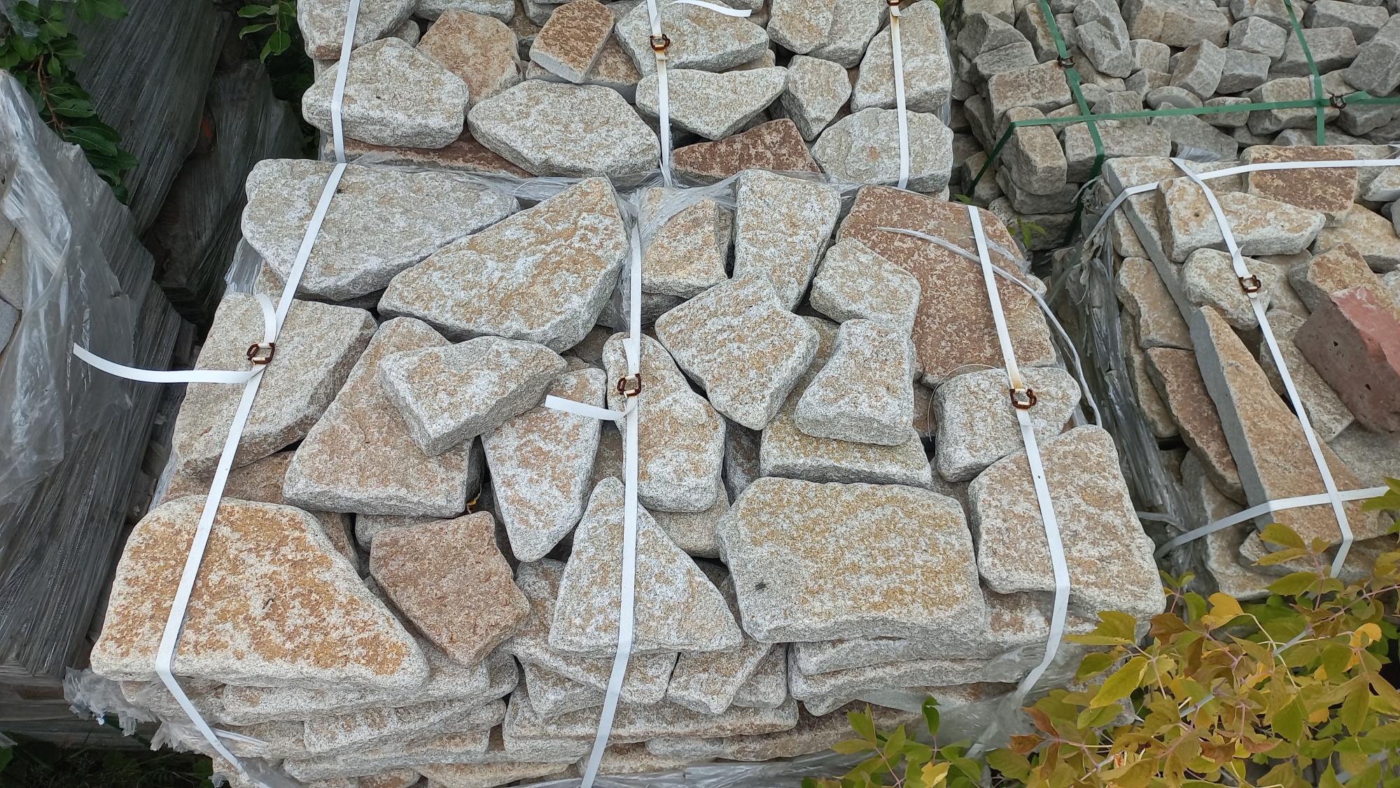 Плитняк галтованный гранитный для ландшафтного дизайна купить в Сухом Логе