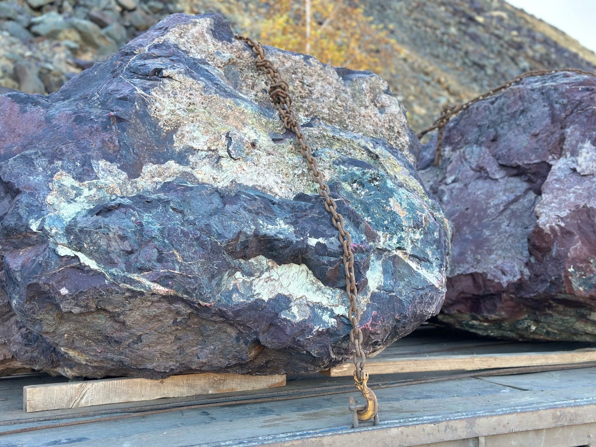 Огромные красно-фиолетовые валуны для ландшафтного дизайна весом более 5 тонн купить в Сухом Логе