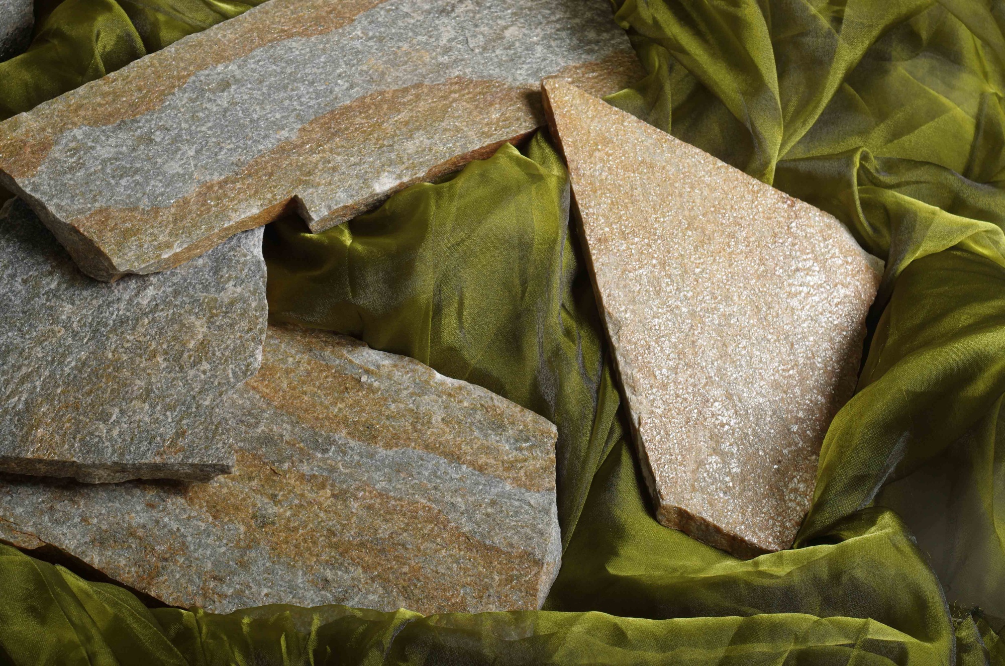 Плитняк златолит Уральский для цоколя, отмостки купить в Сухом Логе