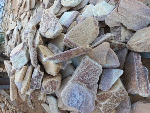 Златолит жёлтый, жёлто-зелёный глыбки и валуны для ланшафтного дизайна купить в Сухом Логе