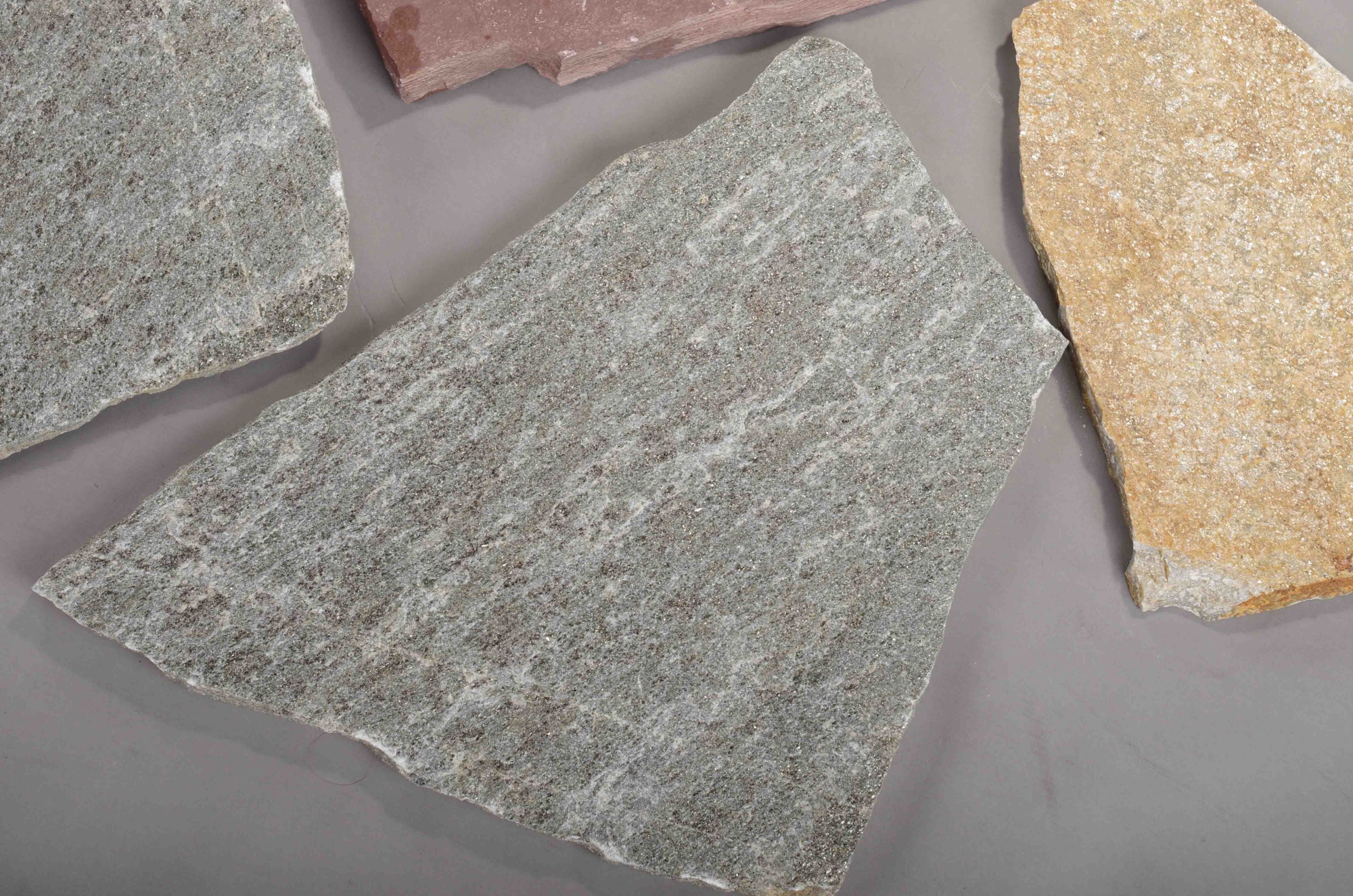 Плитняк златолит Уральский для цоколя, отмостки купить в Сухом Логе